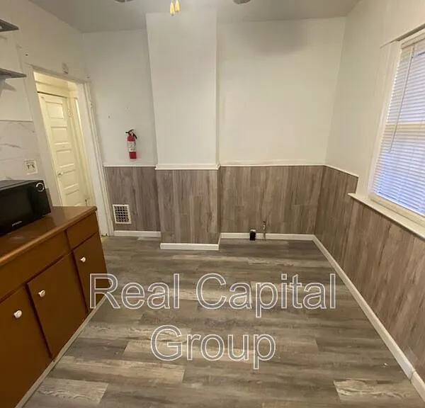 709 Townsend Pl #LOWER — Photo 3