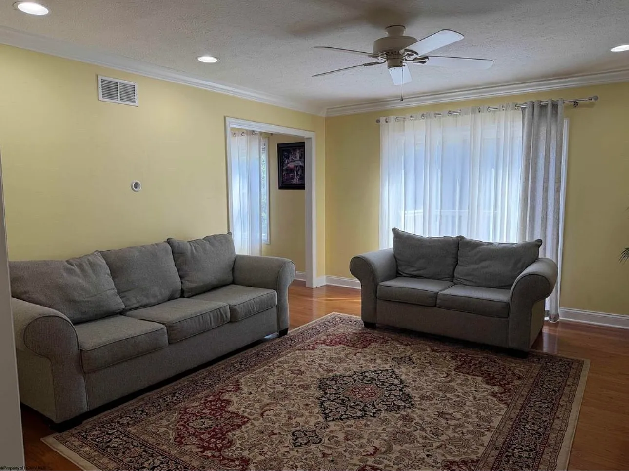 4 bed, 2400 sqft, $2,400 — Photo 4