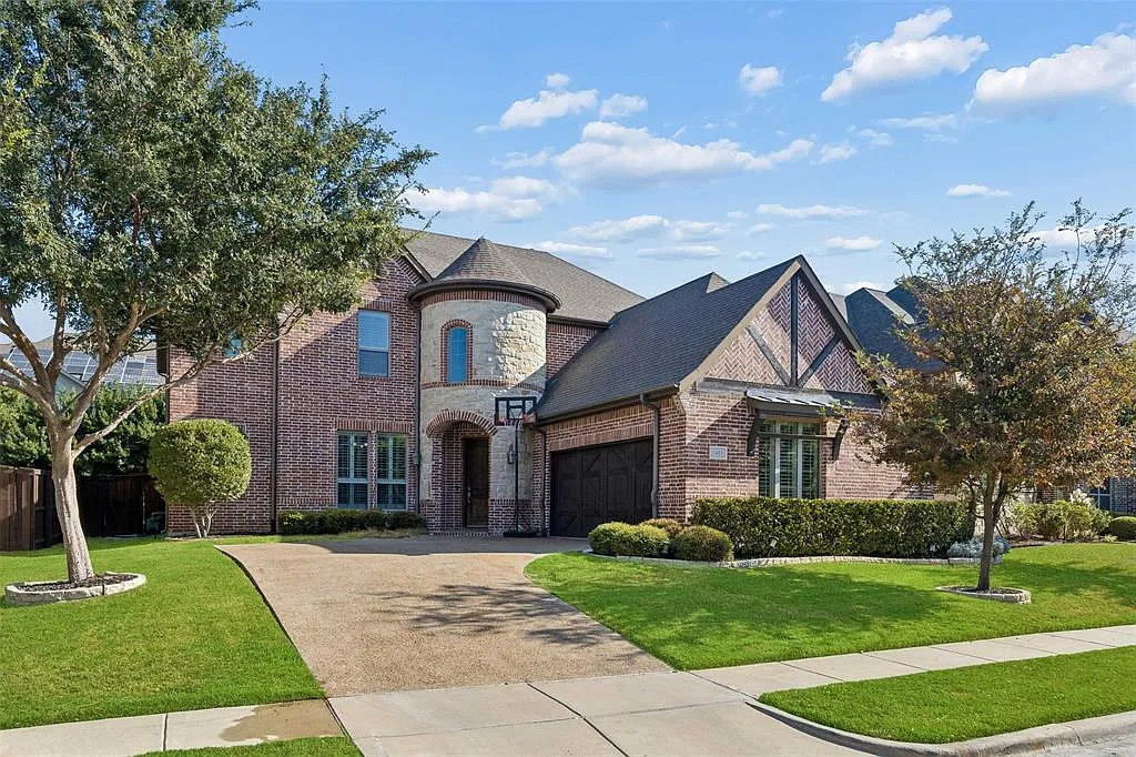 5 bed, 4349 sqft, $4,950 — Photo 1