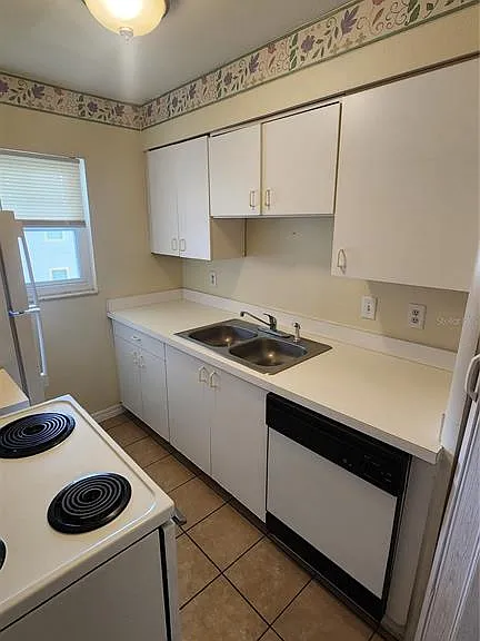 834 Sky Lake Cir #C — Photo 5
