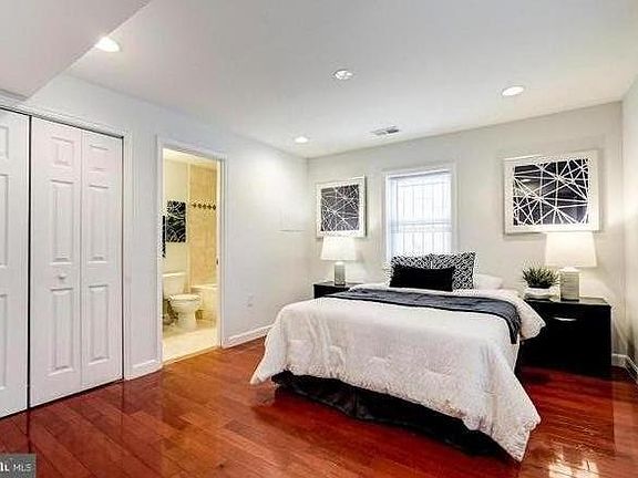 Bedroom/ In-suite Bathroom