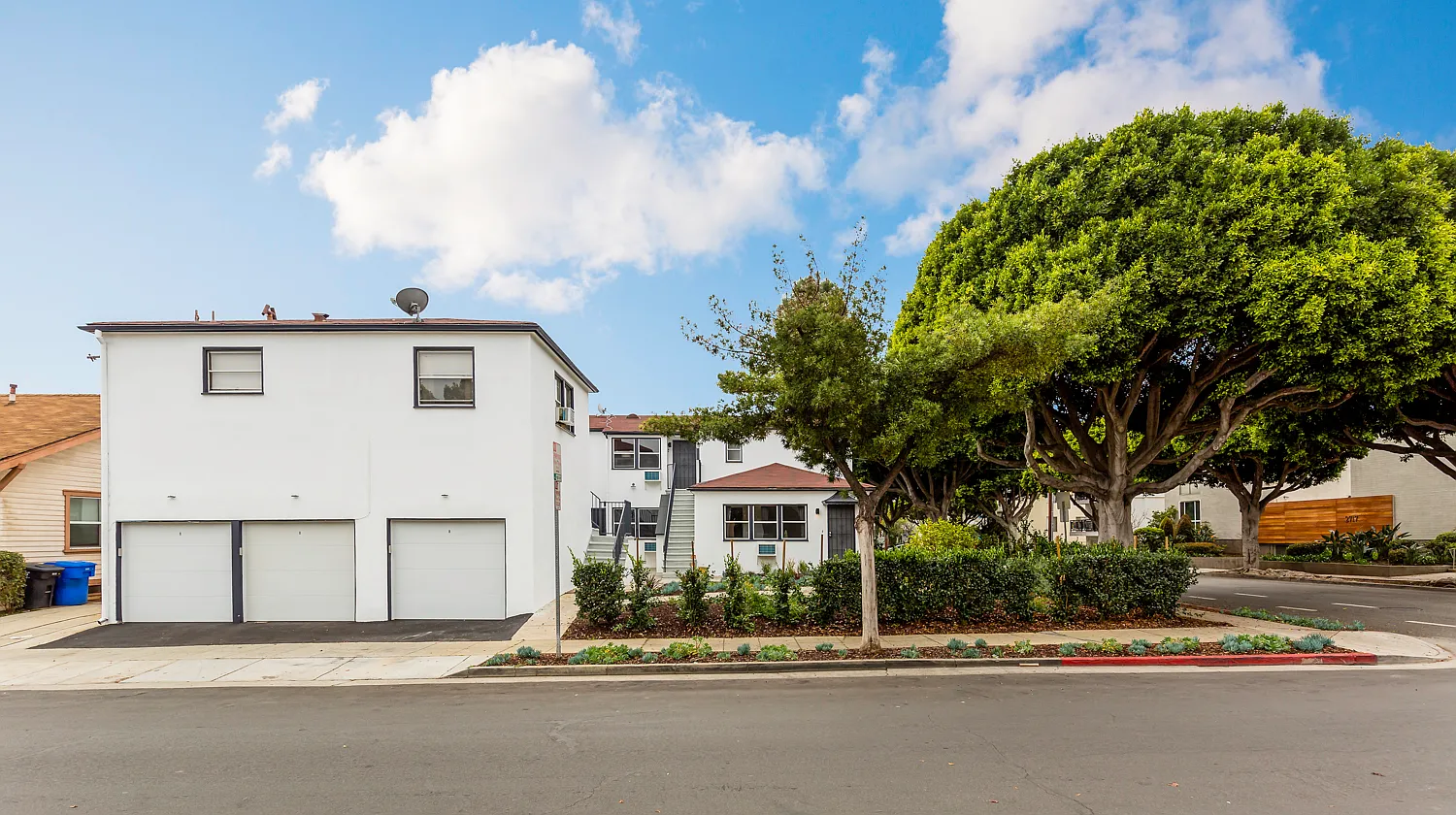 2728 Arizona Ave — Photo 2