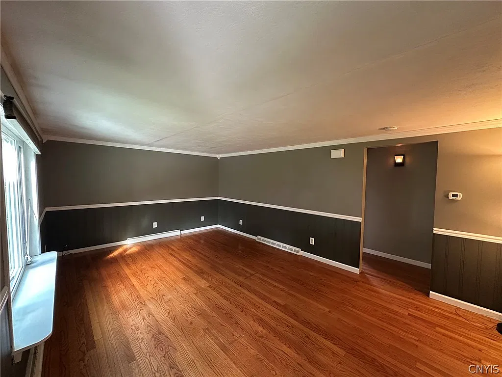 3 bed, 1.0 bath, 1325 sqft, $1,700 — Photo 2