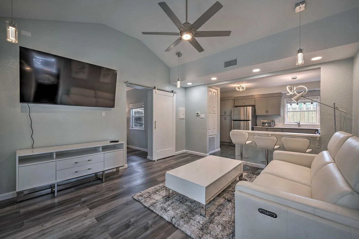 2 bed, 2.0 bath, 1797 sqft, $2,715 — Photo 2