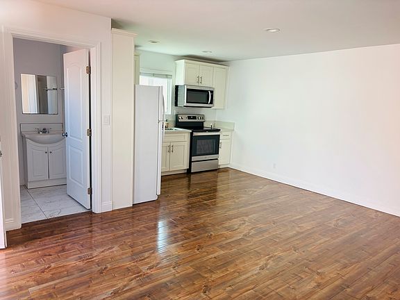 5th image of 6526 Beeman Ave