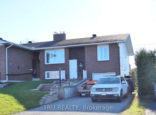 86 Elvaston Ave #B, Ottawa, ON K2G 3X9