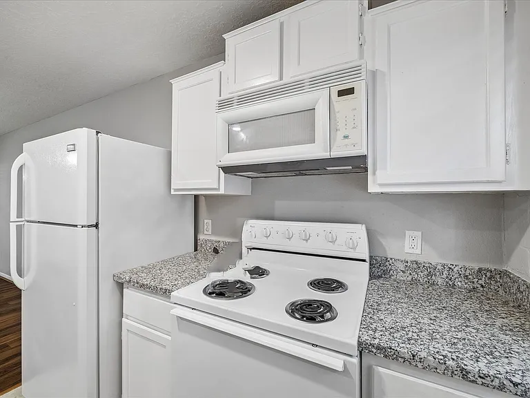 802 Stanford — Photo 3