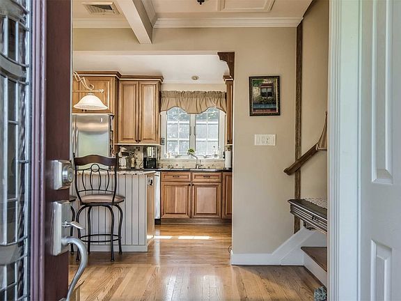 4th image of 27 Audley Cir