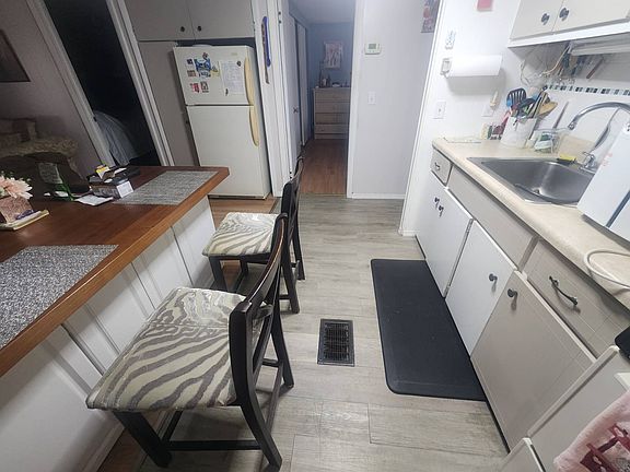 4th image of 8 Saunders Ave