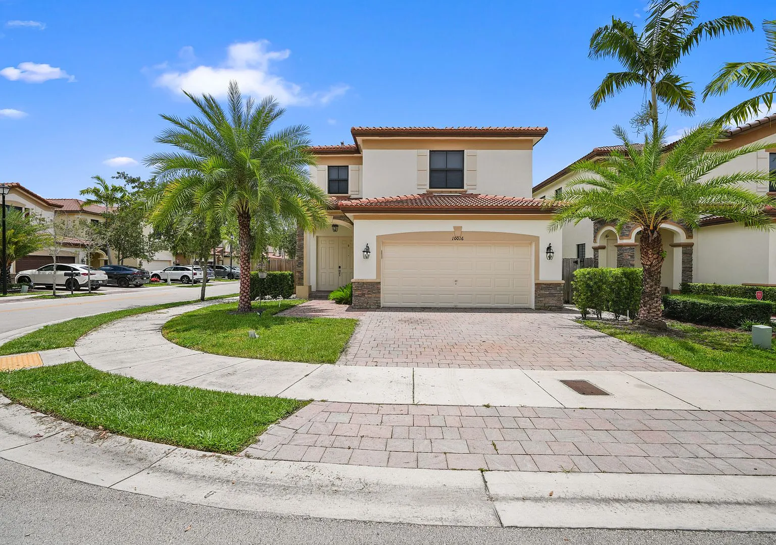 Luxury Furnished Rental in Doral 12 or 7-Month Lease Option — Photo 2