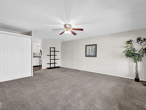 4th image of 2742 Desoto Way