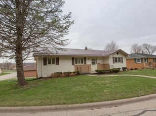 1042 E Bluff St, Cassville, WI 53806