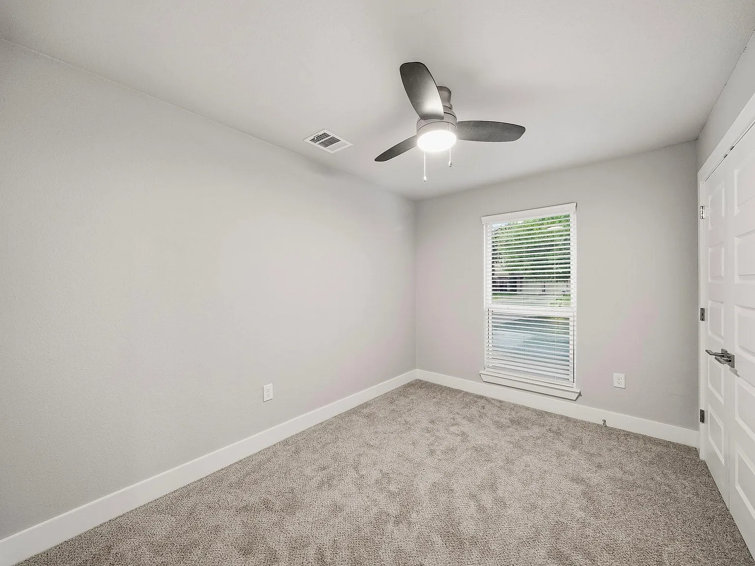 3 bed, 2.0 bath, 1299 sqft, $1,800 — Photo 3