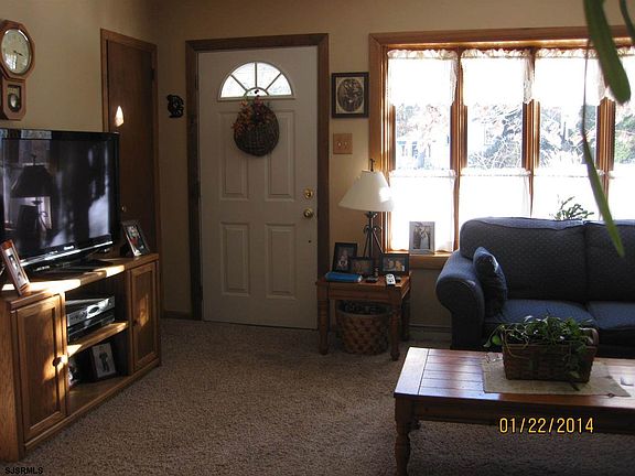 5th image of 709 S Wood Ln