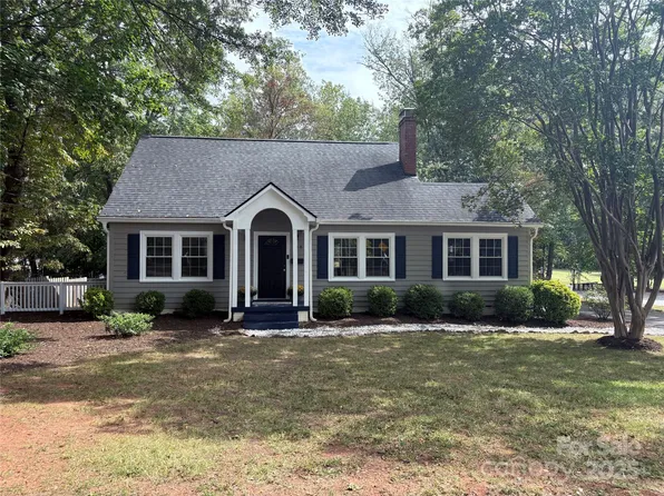 748 4th Street Dr NW, Hickory, NC 28601