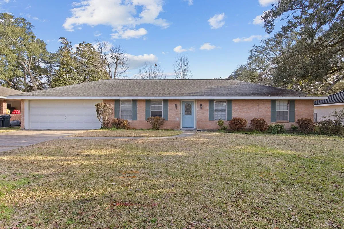 3 bed, 2.0 bath, 2000 sqft, $2,200 — Photo 1