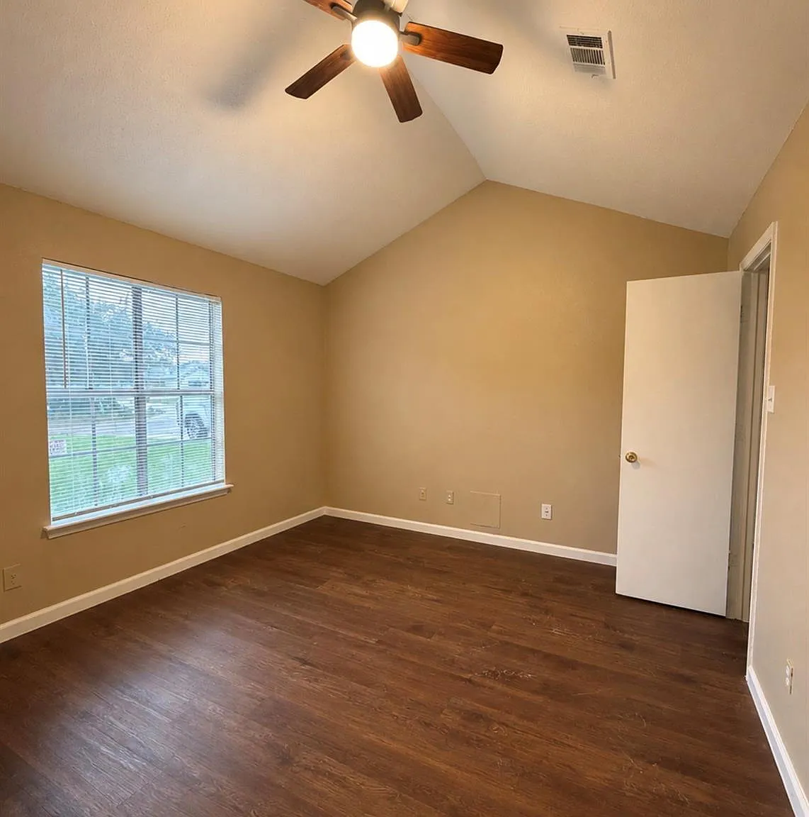 3 bed, 1.5 bath, 1076 sqft, $1,695 — Photo 3