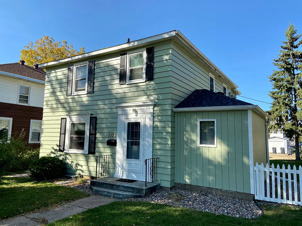 1123 Main St