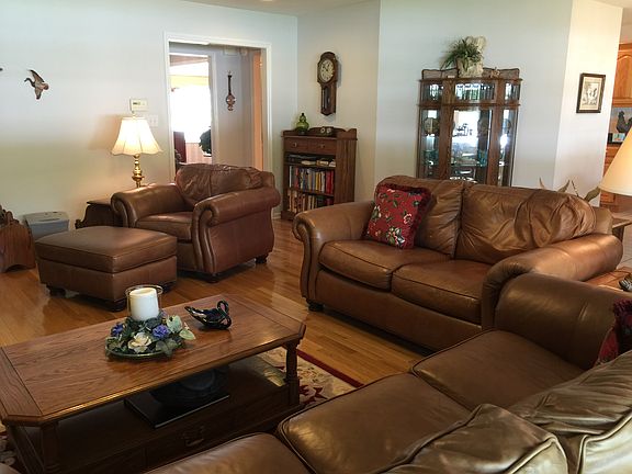 GREAT ROOM - WOOD FLOORS