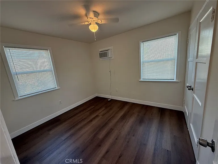 549 N Niagara St — Photo 13