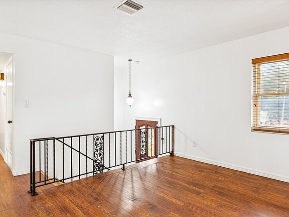 4th image of 521 Brookside Cir