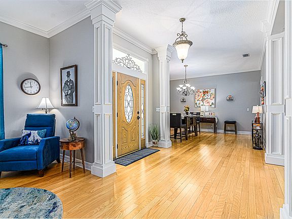 5th image of 850 Woodbine Dr