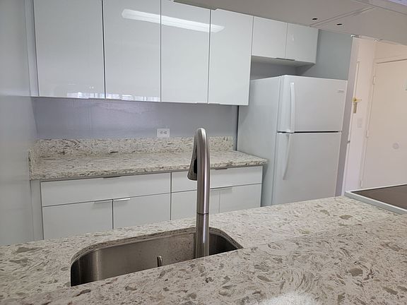 3rd image of 920 Ward Ave APT 8A