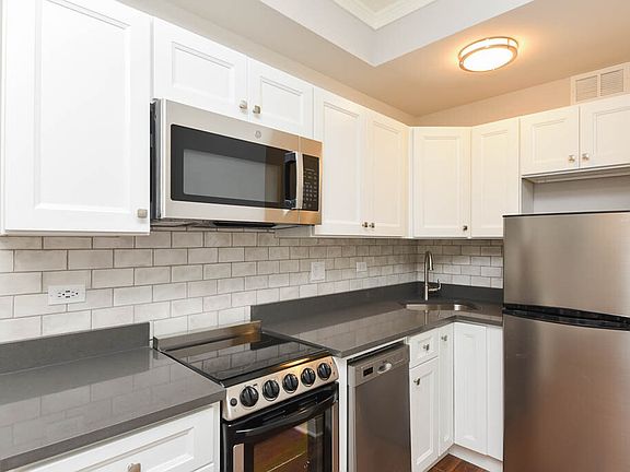 2nd image of 640 W Wrightwood Ave #D801