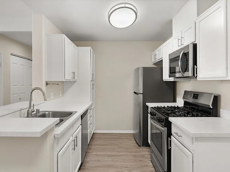 Santa Fe Apartments II — Photo 27