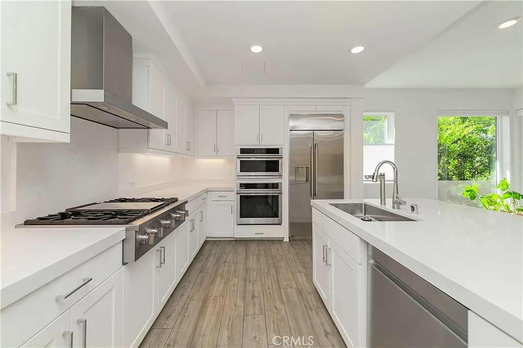2 bed, 2.5 bath, 1821 sqft, $5,800 — Photo 2