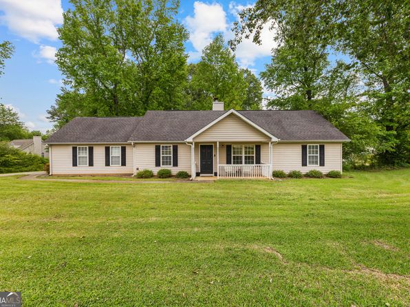 75 McIntosh Estates Dr, Sharpsburg, GA 30277