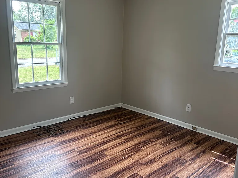 211 Virginia Dr — Photo 2