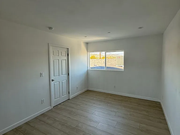22026 Saticoy St — Photo 11