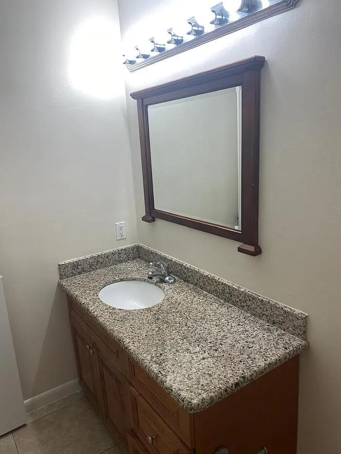 2 bed, 1.0 bath, 800 sqft, $1,950 — Photo 4