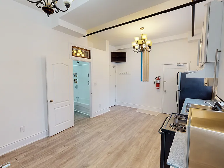 1152 Gerrard St E — Photo 12