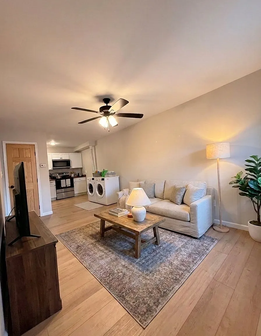 1 bed, 1.0 bath, 572 sqft, $1,250 — Photo 1