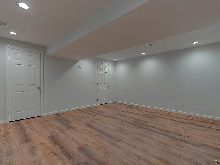 15 Bayview Ave — Photo 21