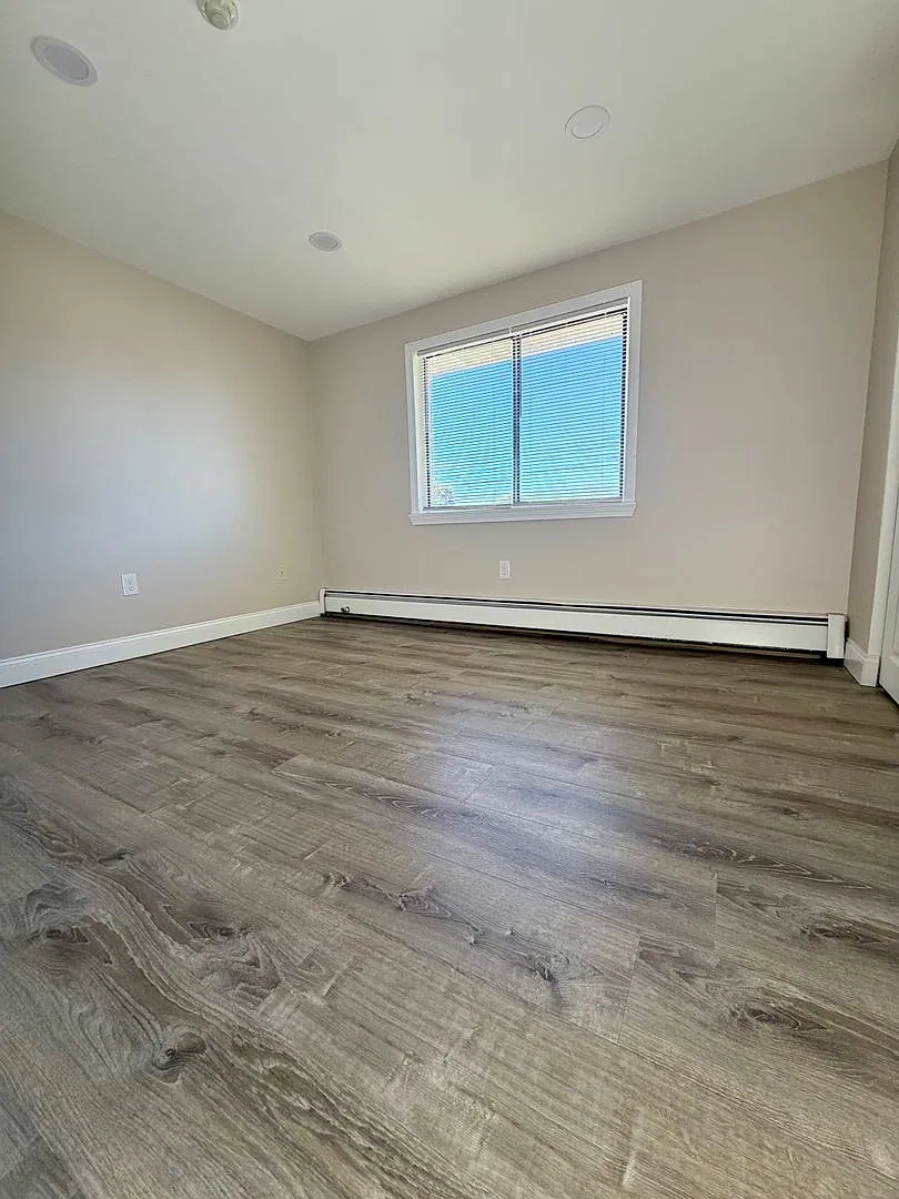 Fully Renovated 2 Bed with Heat, Hot Water and gas for cooking included. — Photo 3