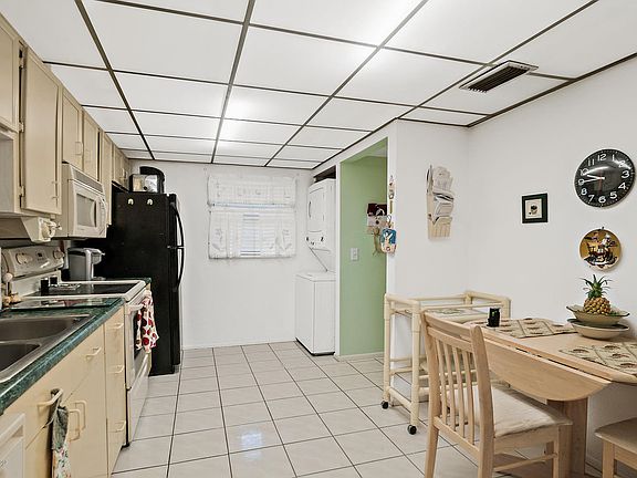 5th image of 1030 Pine Tree Dr Unit 4