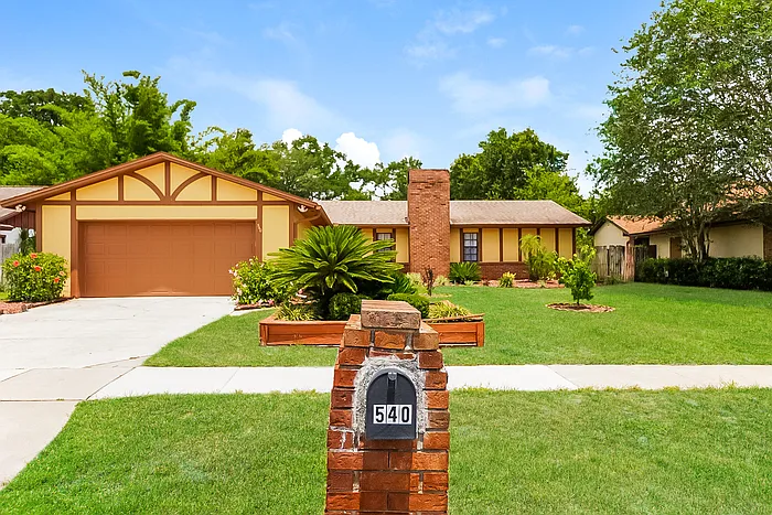 3 bed, 2.0 bath, 1472 sqft, $2,345 — Photo 1