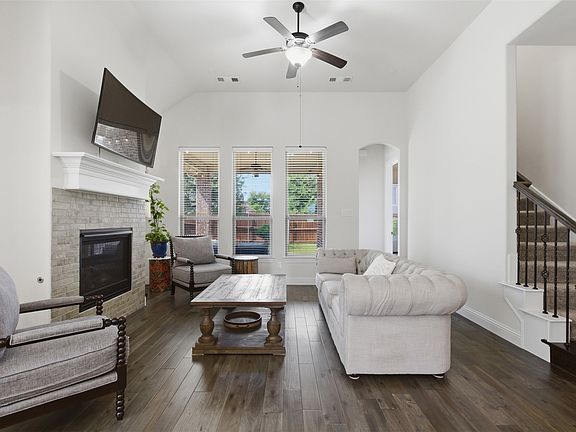 3rd image of 118 Lavender Ln