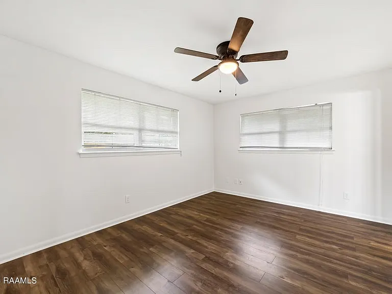 222 Maplewood Dr — Photo 10