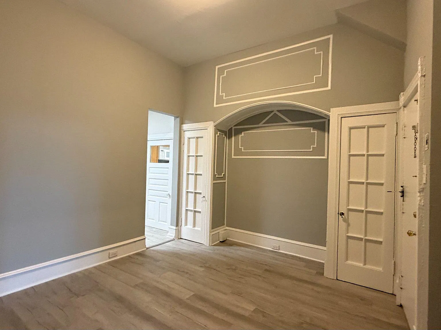 2 bed, 1.0 bath, 4044 sqft, $1,750 — Photo 2