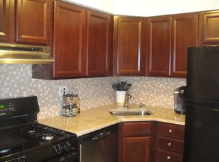 6909 242nd St #2R, Douglaston, NY