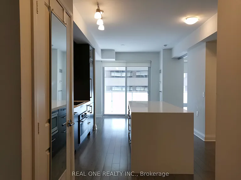 1080 Bay St #511 — Photo 7