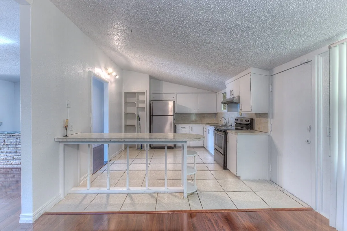 3 bed, 1.5 bath, 1943 sqft, $1,800 — Photo 3