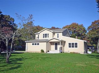 22 Sherwood Rd, Hampton Bays, NY 11946