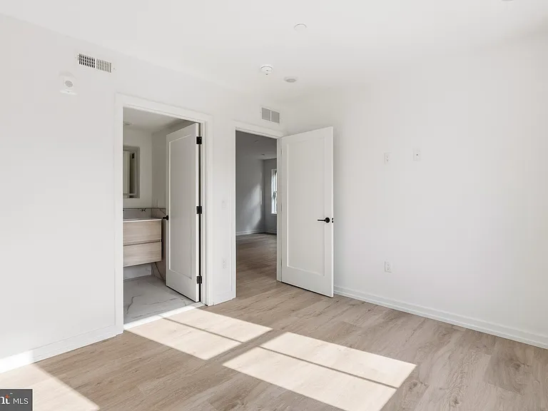 209 New St #2G — Photo 9