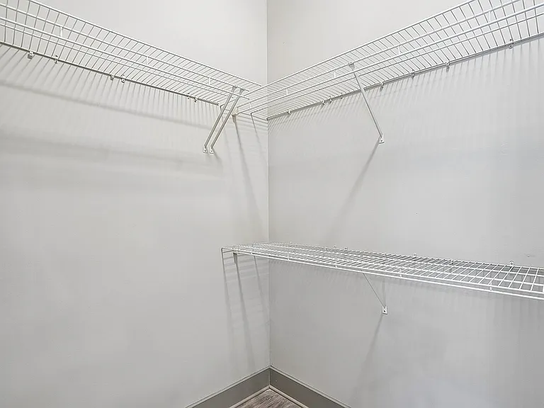 Lenox - Walk-in Closet 2