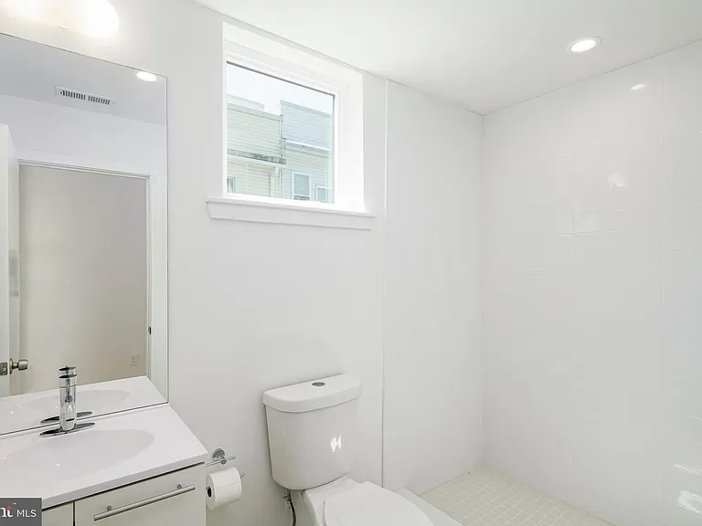 1842 E Harold St #6 — Photo 8
